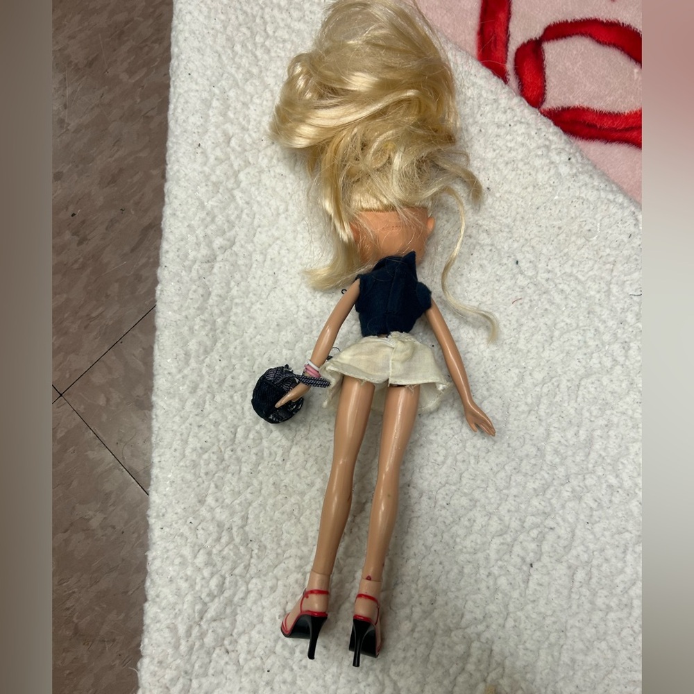 Bratz Funk Out Chloe Y2K Doll - Picture 3 of 4